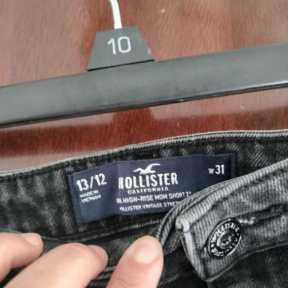Hollister Black Distressed Denim High Rise Mom Shorts Size w 31 - Picture 3 of 3